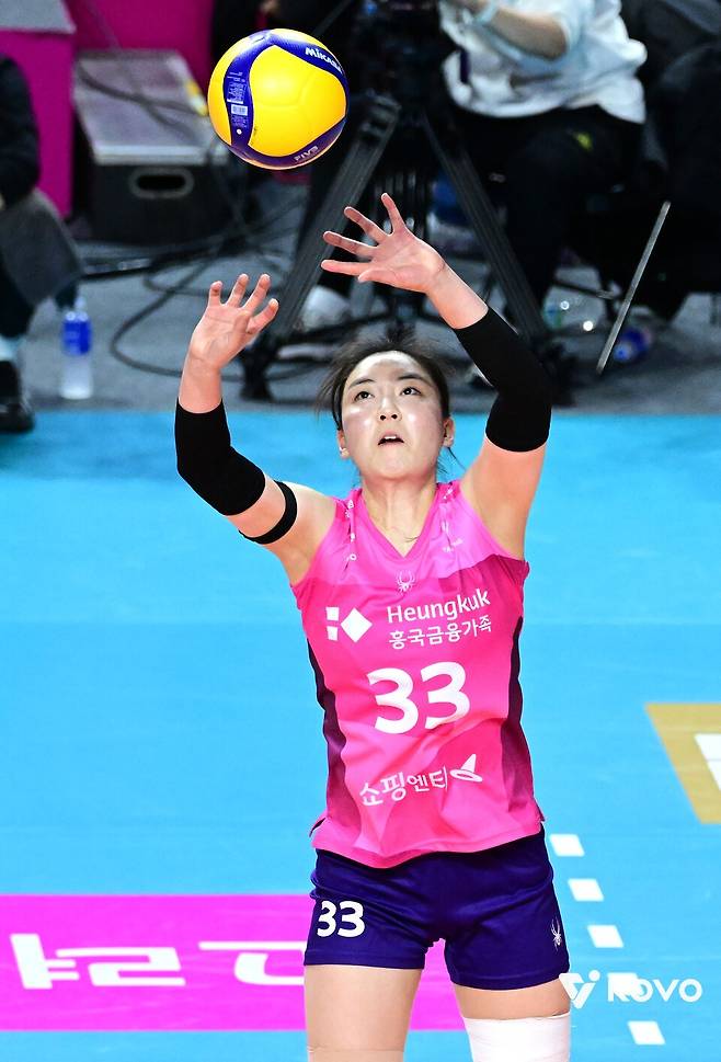 흥국생명 이나연이 지난 14일 인천 삼산월드체육관에서 열린 한국도로공사와의 진에어 2025-2026 V-리그 4라운드 경기에서 토스를 시도하고 있다. /사진=KOVO