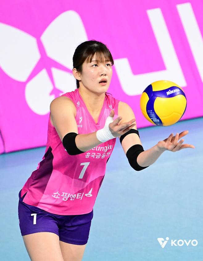 김다은이 지난 14일 인천 삼산월드체육관에서 열린 한국도로공사와의 진에어 2025-2026 V-리그 4라운드 경기에서 서브를 시도하고 있다. /사진=KOVO