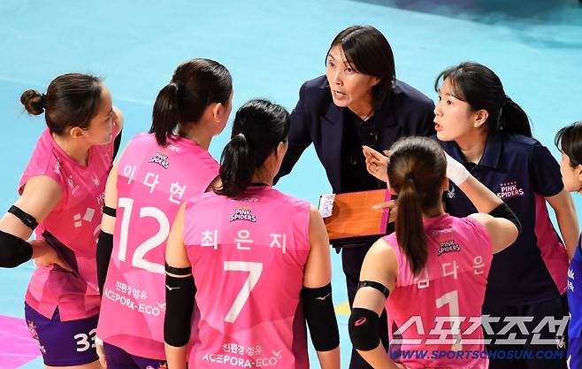 14일 인천 삼산월드체육관 열린 V리그 흥국생명과 한국도로공사 경기. 요시하라 토모코 감독이 작전 지시를 하고 있다. 인천=박재만 기자 pjm@sportschosun.com/2026.01.14/