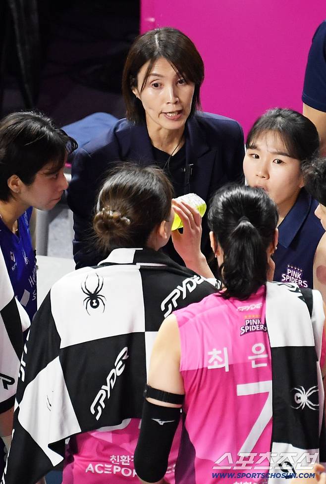 14일 인천 삼산월드체육관 열린 V리그 흥국생명과 한국도로공사 경기. 요시하라 토모코 감독이 작전 지시를 하고 있다. 인천=박재만 기자 pjm@sportschosun.com/2026.01.14/