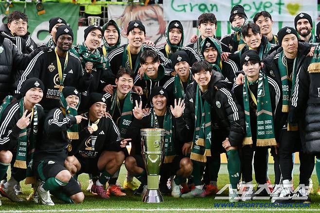 6일 서울월드컵경기장에서 열린 2025 하나은행 코리아컵 결승, 전북 현대와 광주FC의 경기. 전북이 승리하며 우승을 차지했다. 전북 선수들이 우승컵과 함께 포즈를 취하고 있다. 상암=허상욱 기자wook@sportschosun.com/2025.12.06/