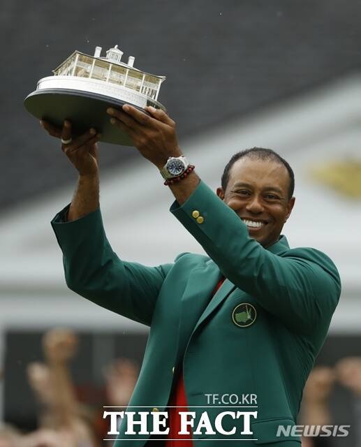 2019년 마스터스에서 14년만에 우승한 타이거 우즈가 트로피를 들고 환하게 웃고 있는 모습./AP.뉴시스