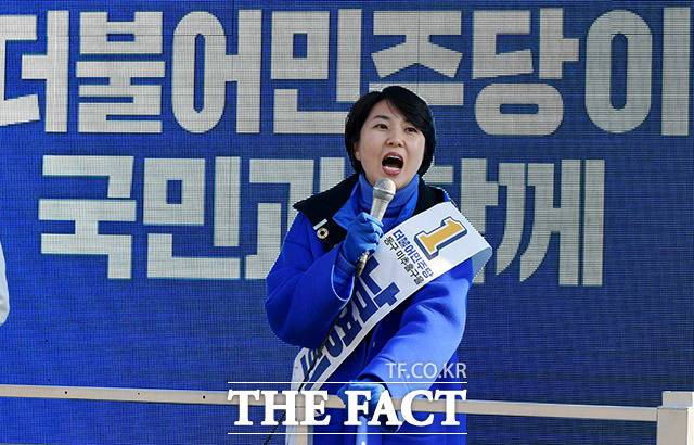 4.15 총선 인천 동구미추홀구을에 출마한 남영희 더불어민주당 후보가 9일 오후 인천 미추홀구 용현동 토지금고시장 앞에서 유세를 펼치고 있다./더팩트 DB