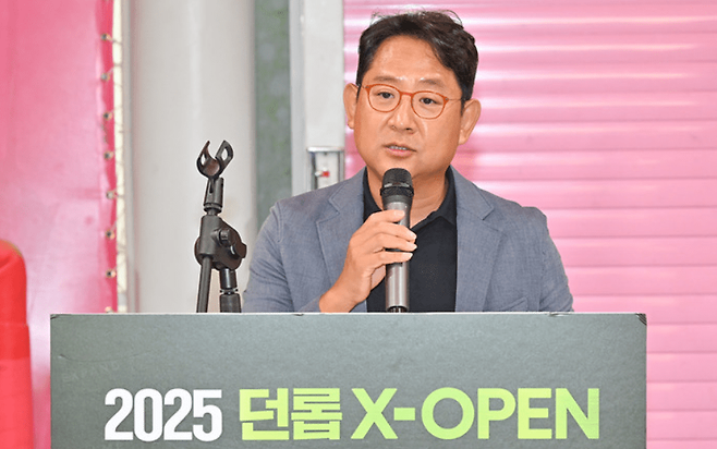 던롭스포츠코리아에서 개최하는 아마추어 동호인 테니스 대회에서 인사하는 홍순성 대표. 채널에이 자료