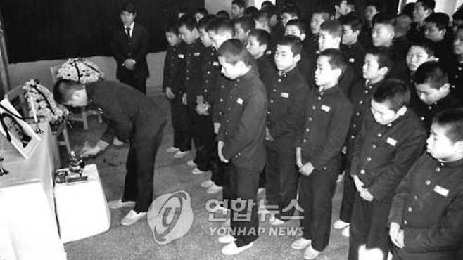 故 이윤상군의 빈소에 급우들이 분향을 하고 있다 ⓒ연합뉴스
