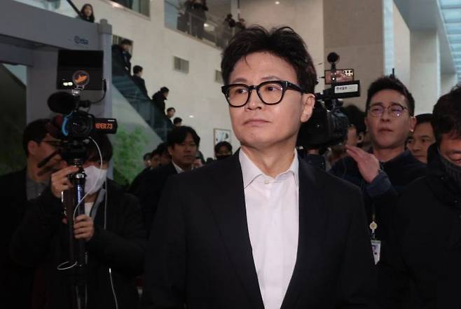 한동훈 국민의힘 전 대표가 14일 당 윤리위원회가 본인을 제명 결정한 것과 관련해 입장을 밝힌 뒤 회견장을 떠나고 있다. 연합뉴스