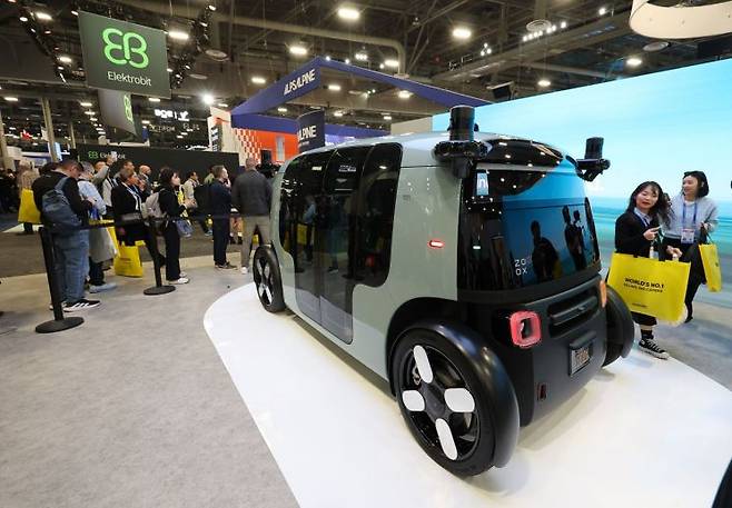 CES 개막일인 6일(현지시간) 미국 네바다주 라스베이거스 컨벤션센터(LVCC)의 미국의 자율주행 업체 죽스(ZOOX)의 차량이 전시돼있다. 연합뉴스
