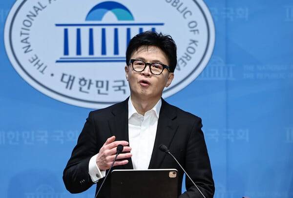한동훈 전 국민의힘 대표가 14일 서울 여의도 국회 소통관에서 당 윤리위원회 제명 결정과 관련해 입장을 밝히고 있다./뉴스1