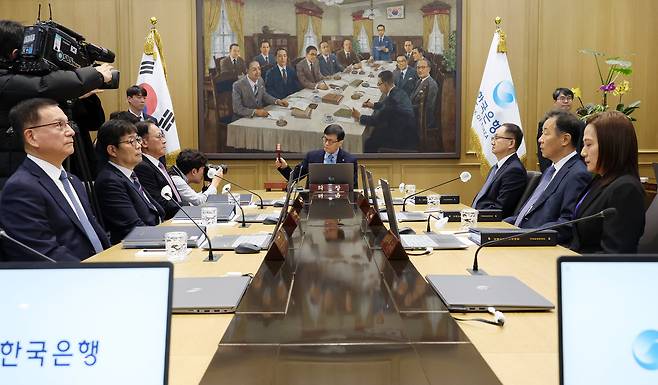 이창용 한국은행 총재가 15일 오전 서울 중구 한국은행에서 열린 금융통화위원회 본회의에서 의사봉을 두드리고 있다. /사진공동취재단