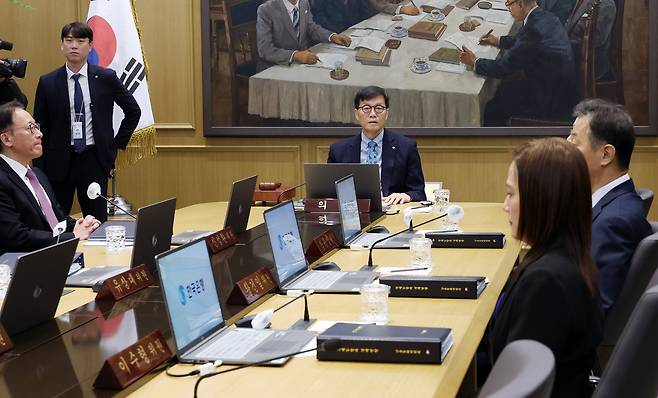 이창용 한국은행 총재가 15일 서울 중구 한국은행에서 금융통화위원회 통화정책방향 회의를 주재하고 있다. /연합뉴스