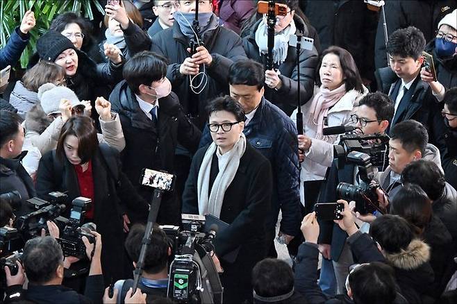 국민의힘에서 제명 당한 한동훈 전 대표가 14일 오후 국회 소통관 기자회견장에서 국민의힘 중앙당 윤리위원회의 제명 처분과 관련해 입장을 밝히기 위해 기자회견장으로 향하고 있다. ⓒ데일리안 홍금표 기자