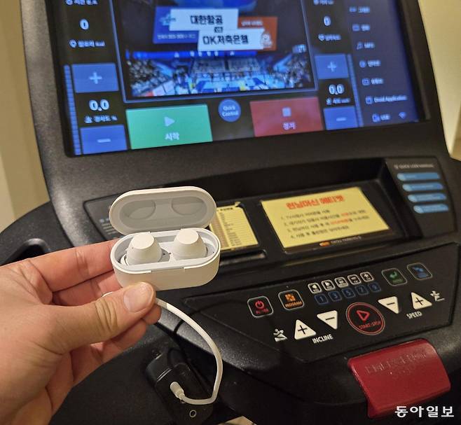 ❶LG 엑스붐 버즈플러스의 전용선을 러닝머신(트레드밀)의 AUX 단자에 연결한 후