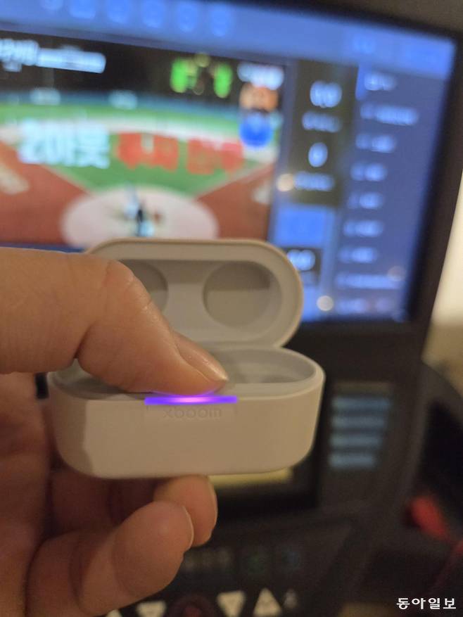 ❷버즈플러스 케이스의 단자 코드 표시 부분을 3초 이상 눌러 보라색 불이 들어오니 무선으로 TV 소리를 들을 수 있었다.