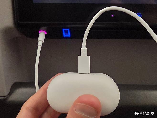 ❸비행기에서도 LG 엑스붐 버즈플러스 전용선을 통해 무선 이어폰으로 감상이 가능하다. 이동훈 기자 dhlee@donga.com