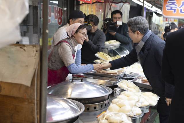 김동연 지사가 15일 의왕 도깨비시장을 찾아 공사 진행상황과 물가 동향을 점검했다. 사진제공=경기도
