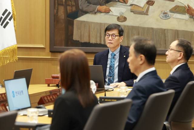 이창용 한국은행 총재가 15일 오전 서울 중구 한국은행 본관에서 열린 금융통화위원회 본회의를 주재하고 있다. [한국은행 제공]