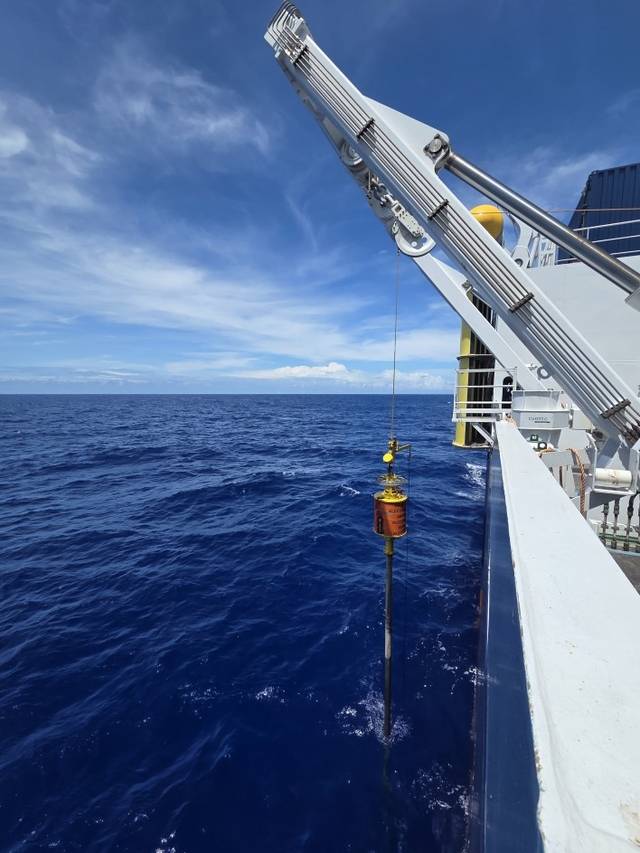 탐해 3호가 서태평양에서 피스톤 코어링 시추를 하는 모습. 지자연 제공.