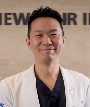 뉴헤어모발성형외과의 김진오 원장. 방송 출연, 유튜브 콘텐츠 촬영, 도서 출판과 칼럼 기고까지 '탈모' 정복을 위한 여정을 펼치고 있다. 최근에는 하이퀄리티 탈모 커뮤니티 <모아시스>에 기고하고 같은 이름의 유튜브 채널 <모아시스>에도 출연할 예정이라고. 사진: 뉴헤어모발성형외과