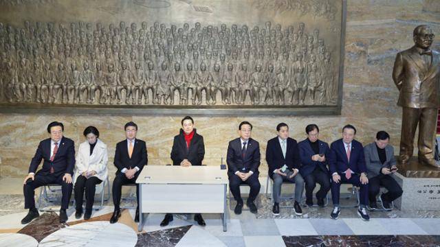 장동혁(가운데) 국민의힘 대표가 15일 국회 로텐더홀에서 더불어민주당의 통일교 및 공천뇌물 특검 수용을 촉구하며 단식을 하고 있다. 뉴스1