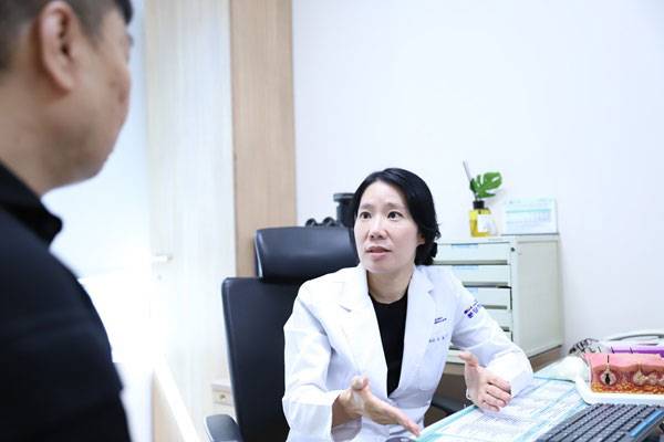 분당차병원 피부과 이희정 교수가 김성훈 씨를 진료하고 있다./사진=분당차병원 제공