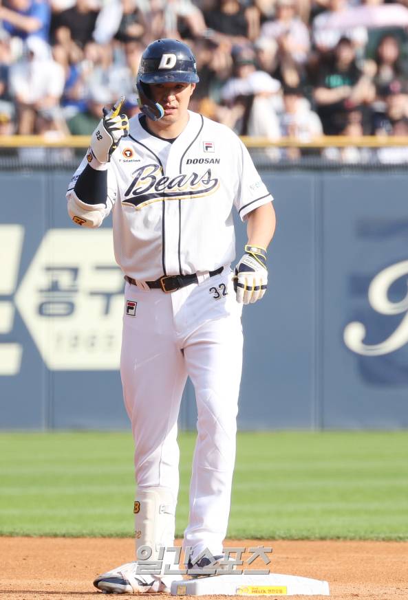 2024 KBO리그 프로야구 두산 베어스와 삼성 라이온즈의 경기가 14일 오후 서울 잠실야구장에서 열렸다. 2회말 1사 김재환이 2루타를 치고 출루하고 있다. 잠실=김민규 기자&nbsp; /2024.07.14/