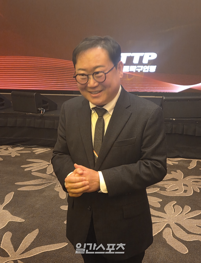 이승원 한국프로탁구연맹 신임 총재가 서울 영등포구 국제금융로의 콘래드 서울 호텔 그랜드볼룸에서 열린 취임식 뒤 취재진과 인터뷰하고 있다. 국제금융로=김우중 기자