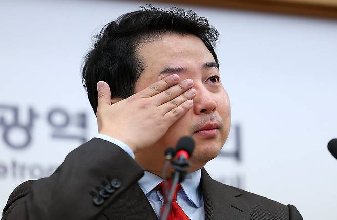 '막말 논란'으로 부산 수영구 공천이 취소된 장예찬 전 국민의힘 청년최고위원이 2024년 3월 18일 오후 부산 연제구 부산시의회에서 기자회견을 열고 눈물을 닦고 있다. 장 전 청년최고위원은 무소속 출마를 선언했다. 2024.3.18 [사진=연합뉴스]