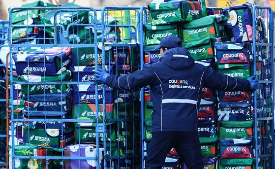 지난달 서울 시내 한 쿠팡 물류센터의 작업 모습. 뉴스1