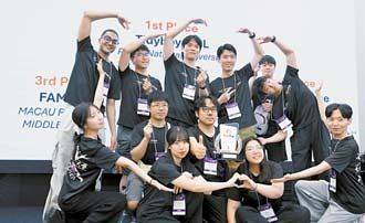 부산대 전기공학과 학생 로봇팀 ‘타이디보이’ 팀원들이 기념촬영을 하고 있다.