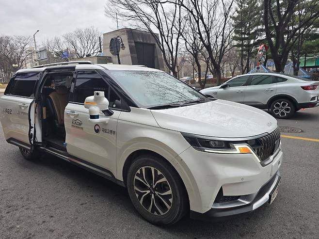 오토노머스에이투지가 경기도 평촌에서 시험운행 중인 자율주행차. 강갑생 기자