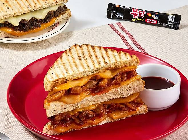 투썸플레이스는 삼양식품 불닭소스와 협업한 ‘불닭 치즈 멜트 파니니’를 포함한 치즈 멜트 파니니 2종을 선보였다. 사진 투썸플레이스