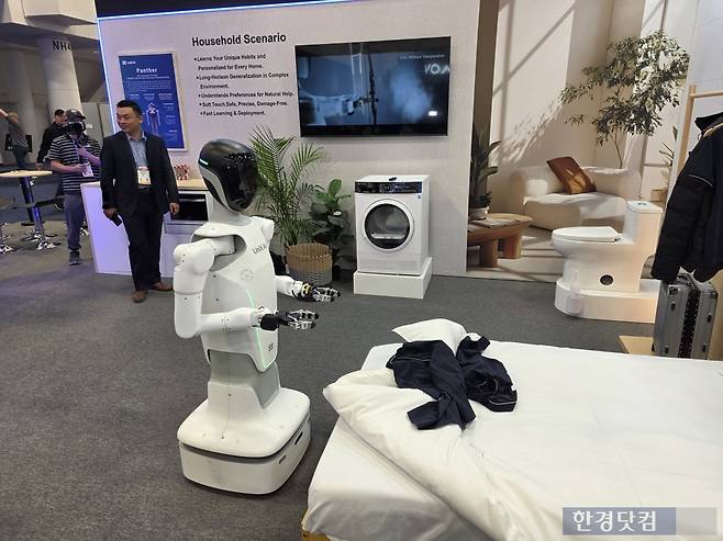 중국 유닉스AI가 CES 2026에서 선보인 홈서비스 휴머노이드 로봇 '완다2.0'. 사진=김대영 기자