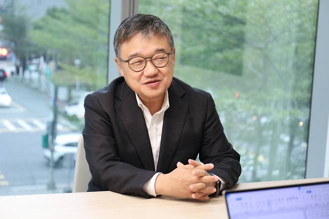 황인준 라인파이낸셜 대표 겸 라인뱅크 이사회 회장이 지난 12일 대만 타이베이 라인뱅크 본사에서 한국경제신문과 인터뷰하고 있다. /라인파이낸셜 제공