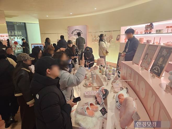 지난 14일 오후 6시 서울 강남구 신사동 크림 도산 플래그십 스토어에서 '헬로키티X지수' 팝업스토어가 열리자 사람들이 구매할 제품을 구경하고 있다. /사진=박수빈 기자