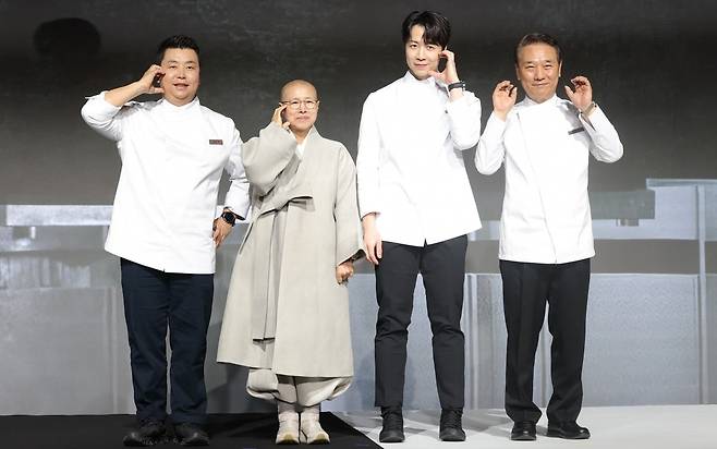 셰프 정호영(왼쪽부터)과 후덕죽, 선재스님, 손종원이 17일 오전 서울 종로구 JW메리어트동대문스퀘어에서 열린 넷플릭스 예능 '흑백요리사: 요리 계급 전쟁2'(이하 '흑백요리사2') 제작발표회에 참석해 포즈를 취하고 있다. 사진=뉴스1