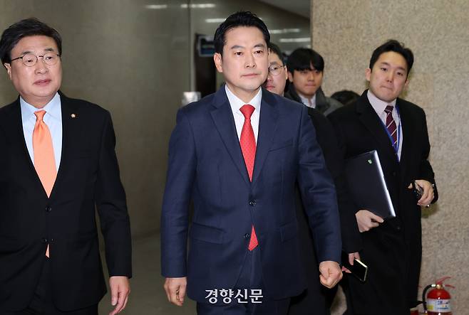 장동혁 국민의힘 대표(가운데)가 15일 이성권 의원 등 소장파 의원들과 면담하기 위해 국회 당대표 회의실로 입장하고 있다. 박민규 선임기자