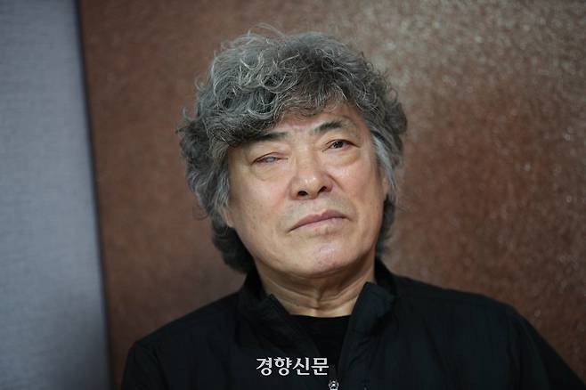 1981년 ‘이윤상 학생 살인 사건’ 용의자로 불법 체포돼 뜨거운 물고문 등을 겪은 피해자 이상출씨가 2022년 10월 경기도 분당 자택에서 경향신문과 인터뷰하고 있다. 한수빈 기자