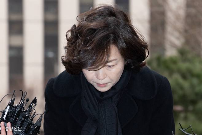 “국민 여러분에 죄송” 강선우 무소속(전 더불어민주당) 의원에게 공천헌금 1억원을 건넨 혐의를 받는 김경 서울시의원이 15일 2차 조사를 받기 위해 서울 마포구 서울경찰청 공공범죄수사대로 출석하며 인사를 하고 있다.  성동훈 기자 zenism@kyunghyang.com