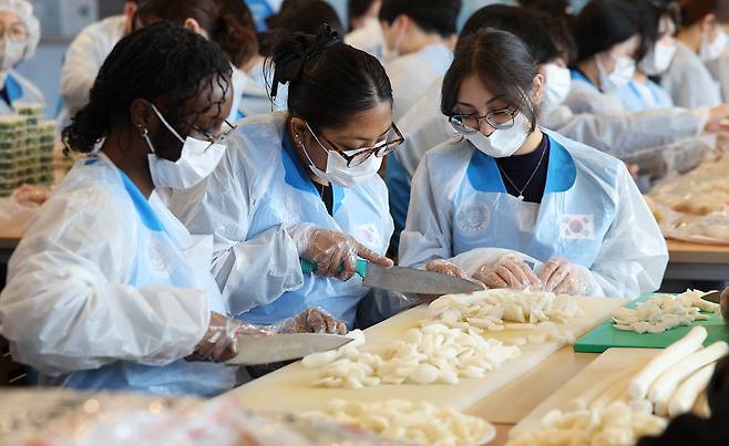 In this unrelated photo, international students at Yeungnam University make tteokguk, or Korean rice-cake soup, on Jan. 5. (Yonhap)