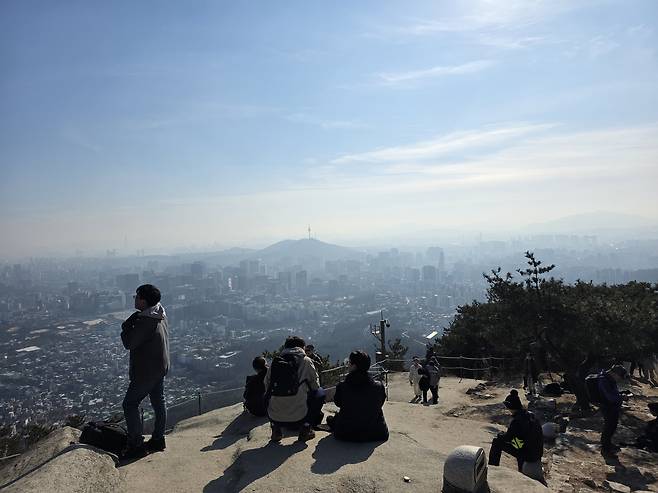 The greater Seoul region, as seen from Mount Inwang in Jongno District, central Seoul, is clouded in fine dust on Jan. 4. [BYUN SUN-GOO]