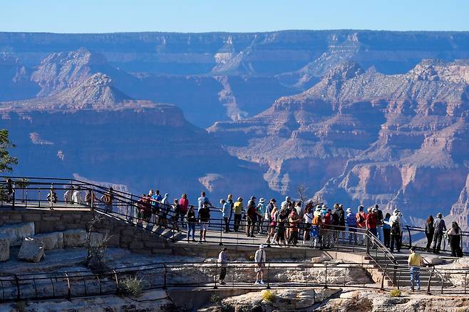 Tourists flock to Mather Point at Grand Canyon National Park, Oct. 1, 2025, in Grand Canyon, Arizona. [AP/YONHAP]