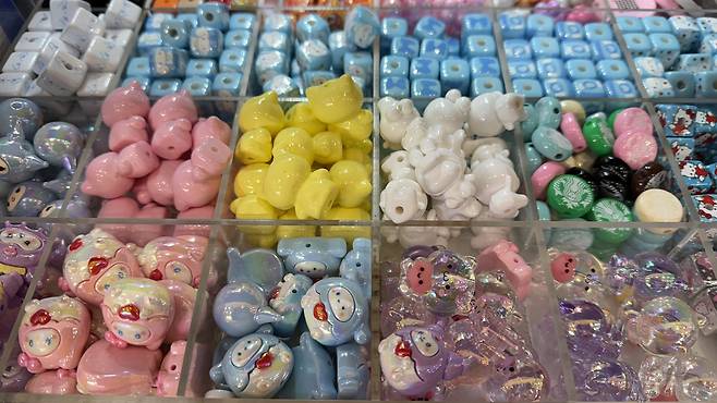 A table full of charms for pen customization [WOO JI-WON]