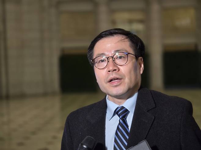 Trade Minister Yeo Han-koo speaks with reporters at Union Station in Washington on Jan. 14. [NEWS1]