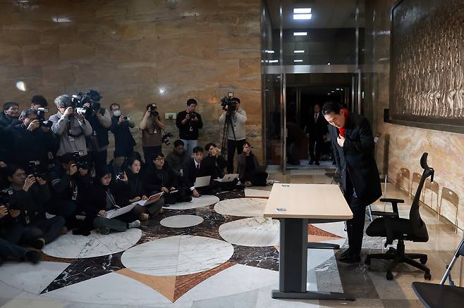 People Power Party leader Jang Dong-hyeok, right, is seen during a hunger strike at the National Assembly's main rotunda in Yeouido, western Seoul, on Jan. 15. [LIM HYUN-DONG]