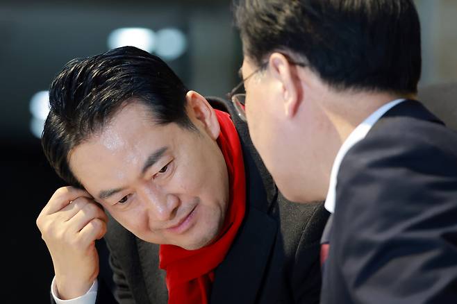 People Power Party (PPP) leader Jang Dong-hyeok, left, and PPP floor leader Son Eon-seog, are seen during a hunger strike that Jang began at the National Assembly's main rotunda in Yeouido, western Seoul, on Jan. 15. [YONHAP]