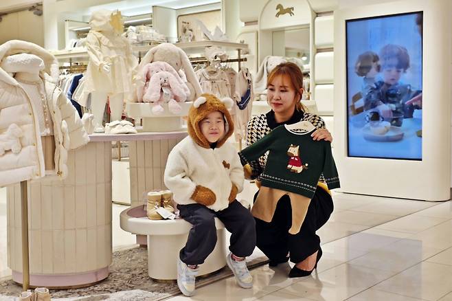신세계백화점 센텀시티점 에뜨와 매장에서 관계자가 상품을 홍보하고 있다. 신세계센텀시티점 제공.