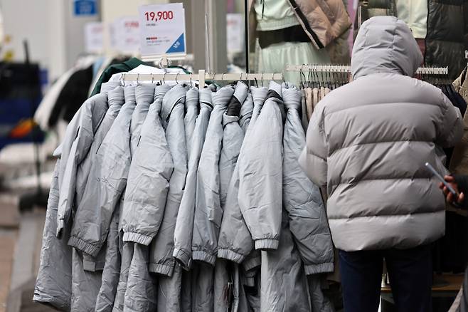 서울 명동거리의 한 매장에 패딩이 진열돼 있다. 연합뉴스