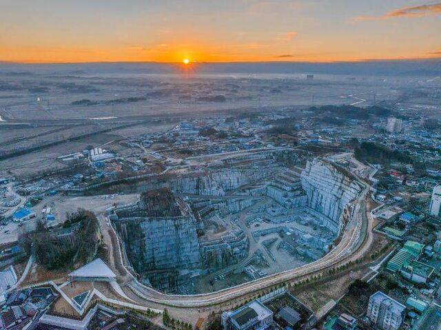 전북 익산의 ‘핫 플레이스’로 부상하고 있는 황등면 황등석산. 거대한 절개면으로 가득한 풍경이 이색적이다. 이곳에서 채석된 돌은 청와대 영빈관과 국회의사당 등의 건축 재료로 사용됐다.