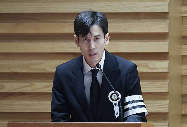 9일 서울 중구 명동성당에서 열린 배우 안성기의 영결식에서 고인의 아들 안다빈씨가 인사말을 하고 있다. 사진공동취재단