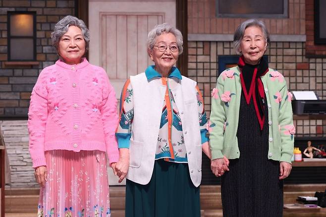 연극  ‘노인의 꿈’은 김용림(왼쪽부터), 김영옥 그리고 손숙 등 80대 여배우 3명을 춘애 할머니 역으로 캐스팅했다.  (c)수컴퍼니